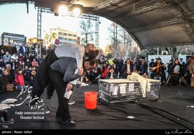 نمایش خیابانی سی و هشتمین جشنواره بین المللی تئاتر فجر در مترو میدان ولیعصر(عج) - خبرگزاری تسنیم