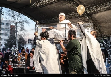 نمایش خیابانی سی و هشتمین جشنواره بین المللی تئاتر فجر در مترو میدان ولیعصر(عج) - خبرگزاری تسنیم