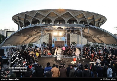 نمایش خیابانی سی و هشتمین جشنواره بین المللی تئاتر فجر در مترو میدان ولیعصر(عج) - خبرگزاری تسنیم