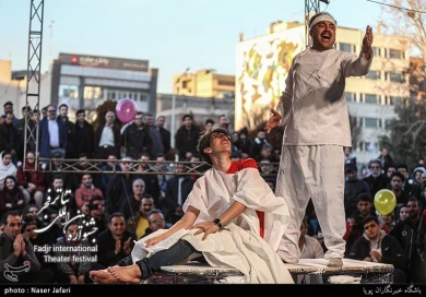 نمایش خیابانی سی و هشتمین جشنواره بین المللی تئاتر فجر در مترو میدان ولیعصر(عج) - خبرگزاری تسنیم