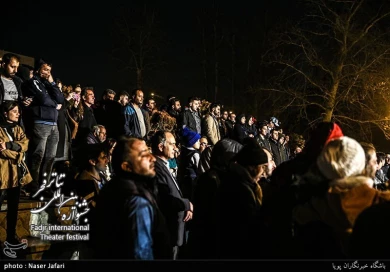 نمایش خیابانی سی و هشتمین جشنواره بین المللی تئاتر فجر در مترو میدان ولیعصر(عج) - خبرگزاری تسنیم