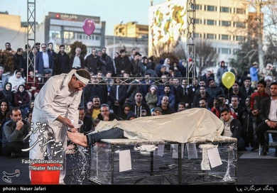 نمایش خیابانی سی و هشتمین جشنواره بین المللی تئاتر فجر در مترو میدان ولیعصر(عج) - خبرگزاری تسنیم