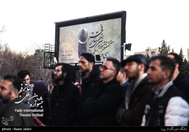 نمایش خیابانی سی و هشتمین جشنواره بین المللی تئاتر فجر در مترو میدان ولیعصر(عج) - خبرگزاری تسنیم