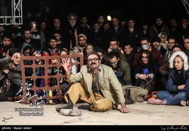 نمایش خیابانی سی و هشتمین جشنواره بین المللی تئاتر فجر در مترو میدان ولیعصر(عج) - خبرگزاری تسنیم
