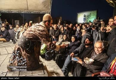 نمایش خیابانی سی و هشتمین جشنواره بین المللی تئاتر فجر در مترو میدان ولیعصر(عج) - خبرگزاری تسنیم