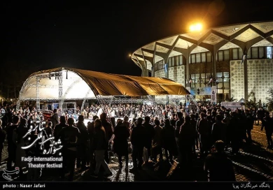 نمایش خیابانی سی و هشتمین جشنواره بین المللی تئاتر فجر در مترو میدان ولیعصر(عج) - خبرگزاری تسنیم