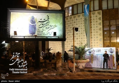 نمایش خیابانی سی و هشتمین جشنواره بین المللی تئاتر فجر در مترو میدان ولیعصر(عج) - خبرگزاری تسنیم