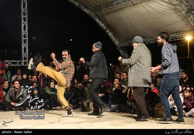 نمایش خیابانی سی و هشتمین جشنواره بین المللی تئاتر فجر در مترو میدان ولیعصر(عج) - خبرگزاری تسنیم