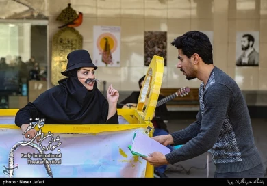 نمایش خیابانی سی و هشتمین جشنواره بین المللی تئاتر فجر در مترو میدان ولیعصر(عج) - خبرگزاری تسنیم