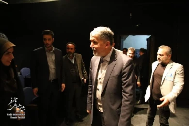 Minister visits Fadjr International Theater Festival