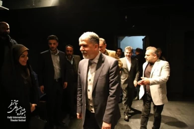 Minister visits Fadjr International Theater Festival