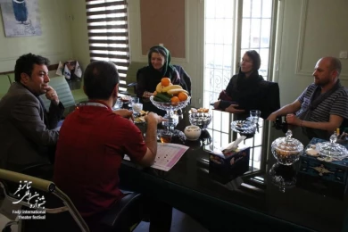 Director of "Ghost" plays with the secretary of Fadjr International Theater Festival