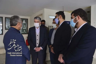 گزارش تصویری از بازدید وزیر فرهنگ و ارشاد اسلامی از ستاد برگزاری سی و نهمین جشنواره تئاتر فجر