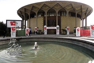گزارش تصویری از محوطه تئاتر شهر و پهنه رودکی در ایام برگزاری سی و نهمین جشنواره سراسری تئاتر فجر