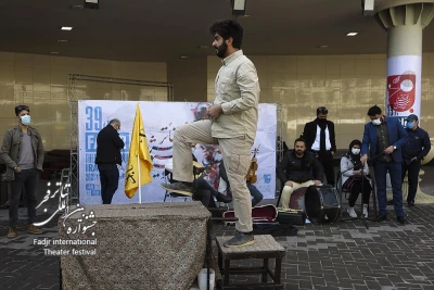 'گزارش تصویری از اجرای نمایش‌های خیابانی سی و نهمین جشنواره تئاتر فجر/روز پنجم چهارشنبه 15 بهمن