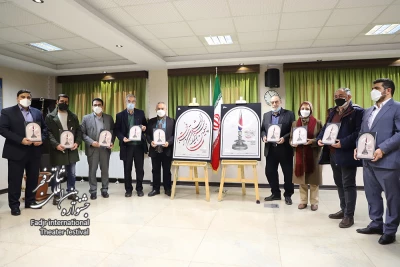 با حضور معاون هنری و شورای سیاست‌گذاری جشنواره:

پوستر و نشان چهلمین جشنواره تئاتر فجر رونمایی شد