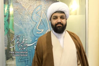 امام‌جمعه پیشوا به تماشای نمایش «پهلوان قلیچ» در سنگلج نشست

حجت‌الاسلام روح‌الله باقری: دولت باید تئاتر را در سبد خانواده‌ها قرار دهد