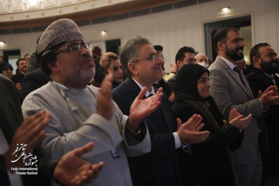 سفیر عمان در تالار وحدت مهمان جشنواره بین المللی تاتر فجر بود. 4