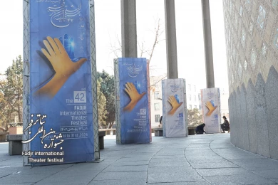آماده سازی تبلیغات محیطی جشنواره تئاتر فجر