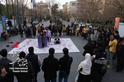 گفت‌وگو با کارگردان حاضر در بخش خیابانی تئاتر فجر

علیرضا تاجیک: تنوع موضوعات و اجراها بر جذابیت‌های جشنواره افزوده است