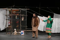 گفت‌وگو با کارگردان حاضر در بخش صحنه‌­ای جشنواره تئاتر فجر

«خانه‌­های اجاره‌­ای»، تلاشی دراماتیک از مواجهه یک زن با رنج های زندگی است