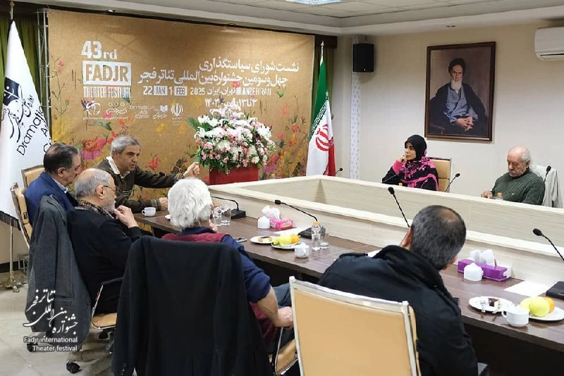 رونمایی از پوستر چهل و سومین جشنواره بین‌المللی تئاتر فجر در نشست شورای سیاست‌گذاری جشنواره