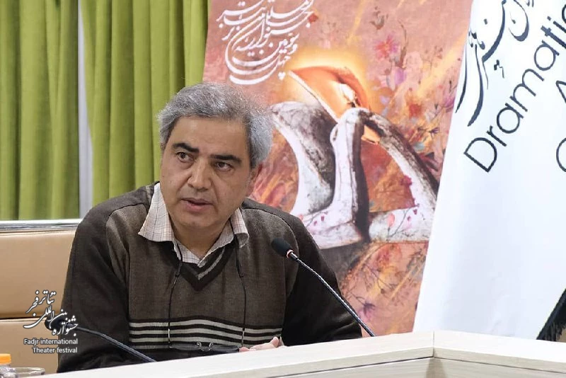 رونمایی از پوستر چهل و سومین جشنواره بین‌المللی تئاتر فجر در نشست شورای سیاست‌گذاری جشنواره