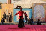 شال قرمز-کارگردان:محمدهادی عطایی-عکس:مصطفی صفری-مکان:محوطه بیرونی تئاتر شهر-زمان:سوم بهمن1403‎