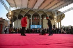 شال قرمز-کارگردان:محمدهادی عطایی-عکس:مصطفی صفری-مکان:محوطه بیرونی تئاتر شهر-زمان:سوم بهمن1403‎