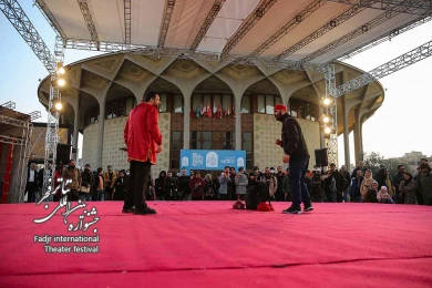 شال قرمز-کارگردان:محمدهادی عطایی-عکس:مصطفی صفری-مکان:محوطه بیرونی تئاتر شهر-زمان:سوم بهمن1403‎