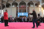 شال قرمز-کارگردان:محمدهادی عطایی-عکس:مصطفی صفری-مکان:محوطه بیرونی تئاتر شهر-زمان:سوم بهمن1403‎