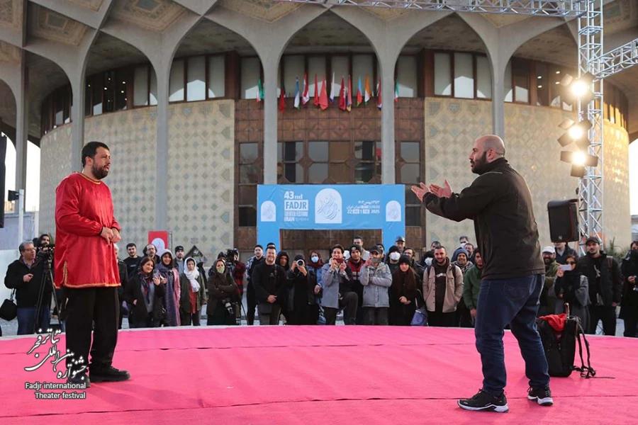 شال قرمز-کارگردان:محمدهادی عطایی-عکس:مصطفی صفری-مکان:محوطه بیرونی تئاتر شهر-زمان:سوم بهمن1403‎