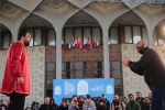 شال قرمز-کارگردان:محمدهادی عطایی-عکس:مصطفی صفری-مکان:محوطه بیرونی تئاتر شهر-زمان:سوم بهمن1403‎