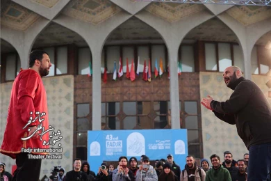 شال قرمز-کارگردان:محمدهادی عطایی-عکس:مصطفی صفری-مکان:محوطه بیرونی تئاتر شهر-زمان:سوم بهمن1403‎