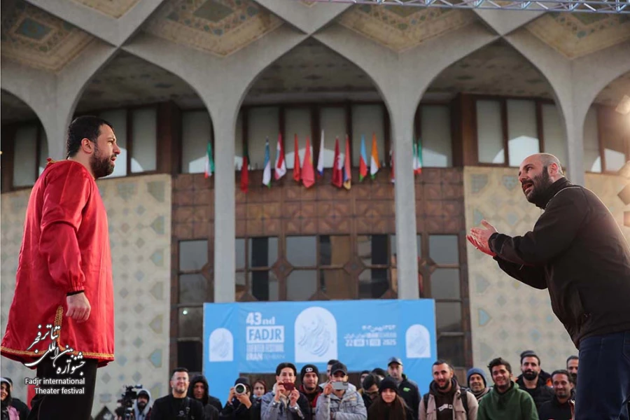 شال قرمز-کارگردان:محمدهادی عطایی-عکس:مصطفی صفری-مکان:محوطه بیرونی تئاتر شهر-زمان:سوم بهمن1403‎
