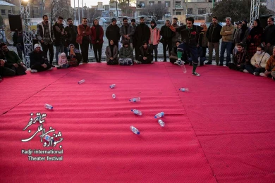 پالستیک-کارگردان:بهنام کاوه-عکس:رضا معطریان-مکان:محوطه بیرونی تئاتر شهر-زمان:سوم بهمن1403‎
