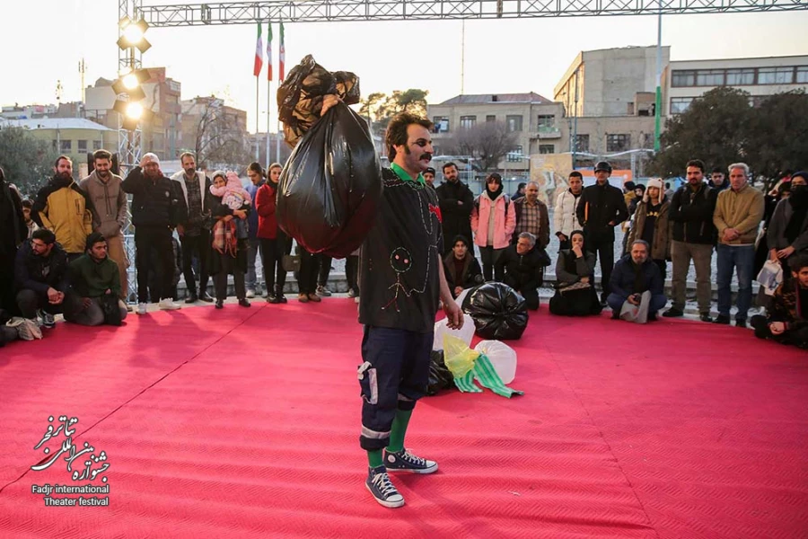 پالستیک-کارگردان:بهنام کاوه-عکس:رضا معطریان-مکان:محوطه بیرونی تئاتر شهر-زمان:سوم بهمن1403‎