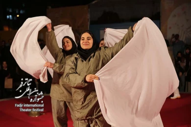 به توان نفس‌هایت-کارگردان:آدینه رحیم نژاد-عکس:مصطفی صفری-مکان:محوطه بیرونی تئاتر شهر-زمان:سوم بهمن 1403‎