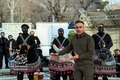 چشم آبی-کارگردان حسین نادری-عکس فاطمه عموزاد-مکان محوطه بیرونی تئاتر شهر-زمان4بهمن1403‎