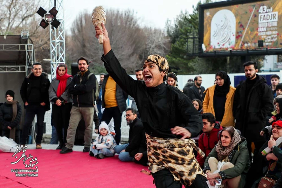 چشم آبی-کارگردان حسین نادری-عکس فاطمه عموزاد-مکان محوطه بیرونی تئاتر شهر-زمان4بهمن1403‎