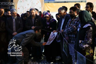 توپ با توپ-کارگردان محمد رادمهر-عکس فاطمه عموزاد-مکان محوطه بیرونی تئاتر شهر-زمان4بهمن1403