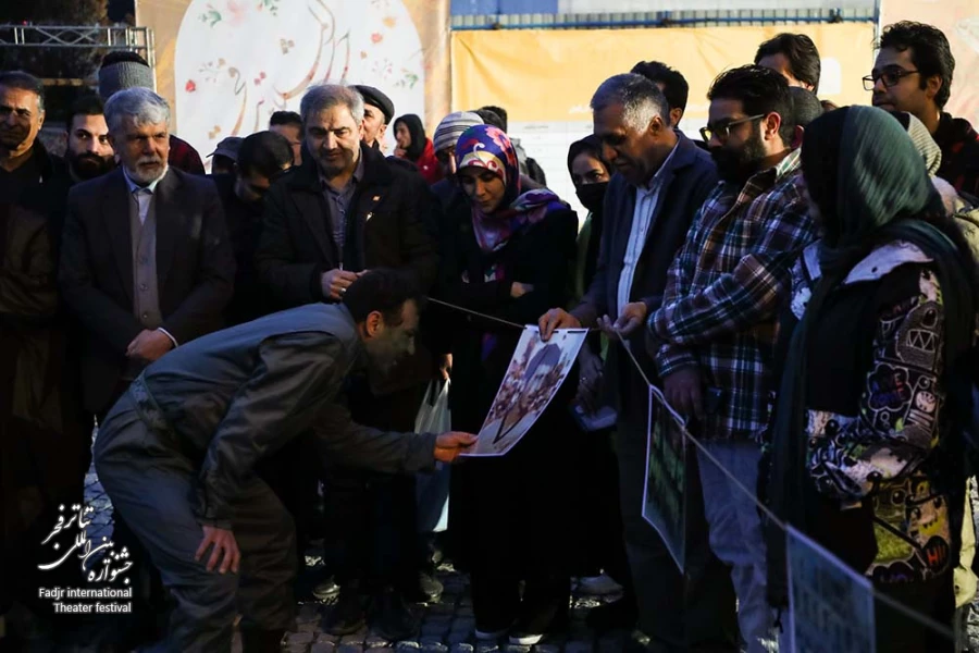 توپ با توپ-کارگردان محمد رادمهر-عکس فاطمه عموزاد-مکان محوطه بیرونی تئاتر شهر-زمان4بهمن1403
