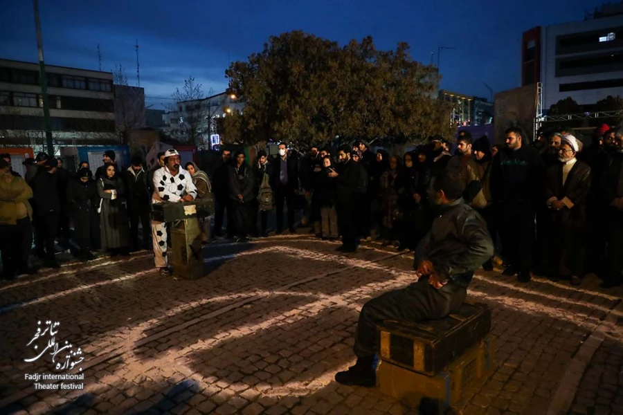 توپ با توپ-کارگردان محمد رادمهر-عکس فاطمه عموزاد-مکان محوطه بیرونی تئاتر شهر-زمان4بهمن1403