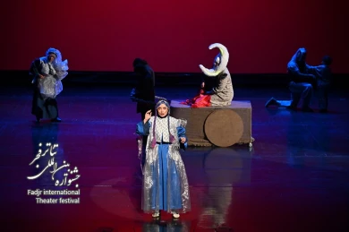 نمایش چند گرگ از عروسی مادرم ماه جان