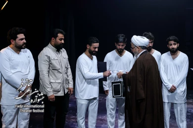 تقدیر از هنرمندان عراقی شرکت کننده در چهل و سومین جشنواره بین المللی تئاتر فجر-عکس کیارش مسیبی‎