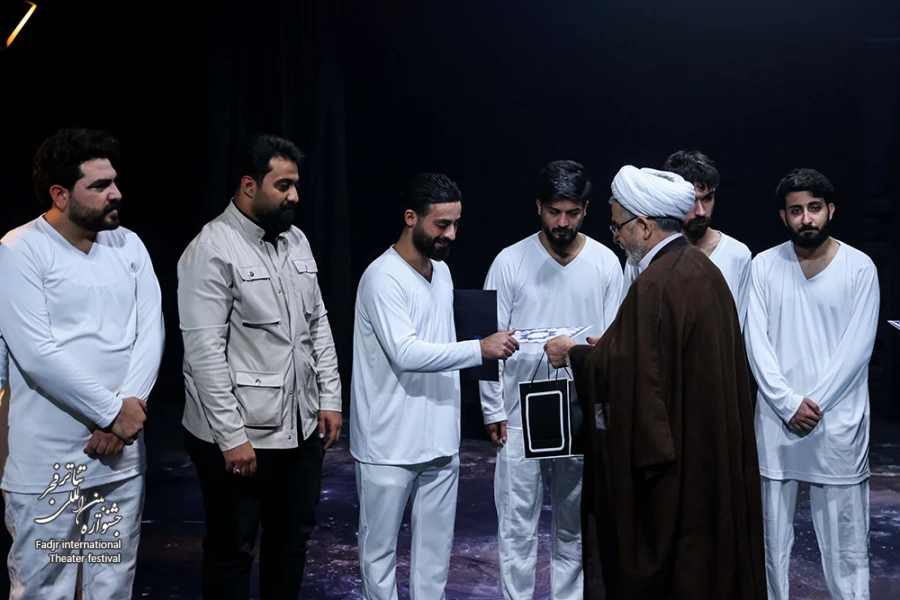 تقدیر از هنرمندان عراقی شرکت کننده در چهل و سومین جشنواره بین المللی تئاتر فجر-عکس کیارش مسیبی‎