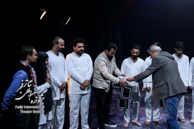 تقدیر از هنرمندان عراقی شرکت کننده در چهل و سومین جشنواره بین المللی تئاتر فجر-عکس کیارش مسیبی‎