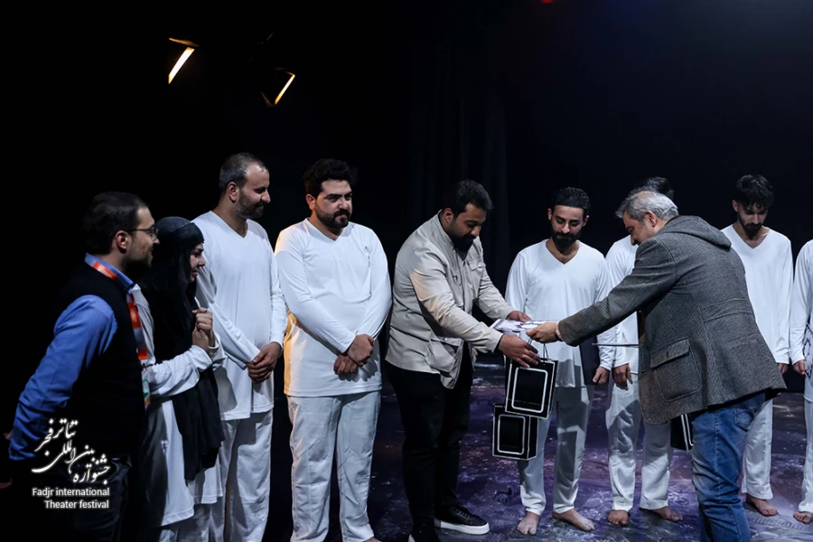تقدیر از هنرمندان عراقی شرکت کننده در چهل و سومین جشنواره بین المللی تئاتر فجر-عکس کیارش مسیبی‎