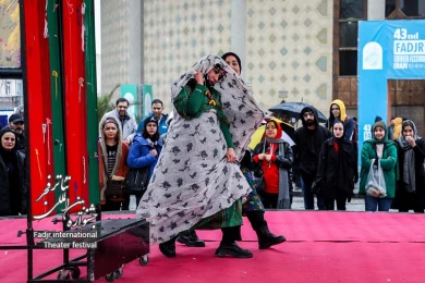 قالی-کارگردان آرزو علیپور-عکس فاطمه عموزاد-مکان محوطه بیرونی تئاتر شهر-زمان هشتم بهمن1403‎