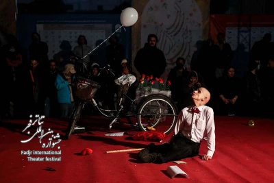 نمایش پاپیون قرمز